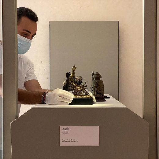 allestimento opere arte buddhista